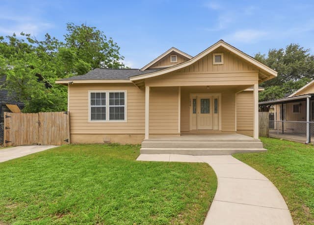 2-bedroom rental at 1030 W Winnipeg Ave in San Antonio, TX — photo 2