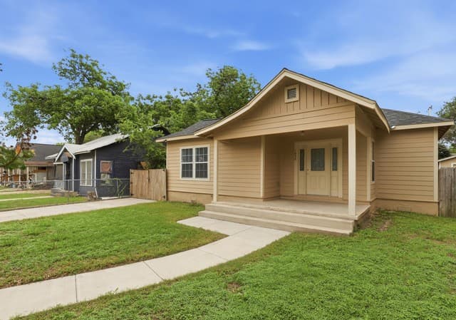 2-bedroom rental at 1030 W Winnipeg Ave in San Antonio, TX — photo 3