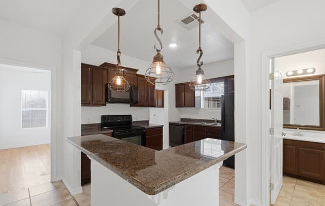 2-bedroom rental at 1030 W Winnipeg Ave in San Antonio, TX — photo 4