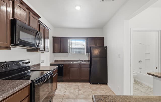 2-bedroom rental at 1030 W Winnipeg Ave in San Antonio, TX — photo 5