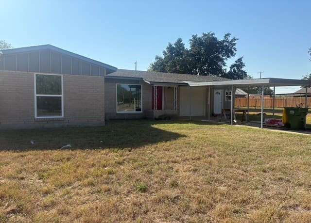 3-bedroom rental at 107 Robinhood Dr in Kenedy, TX — photo 1