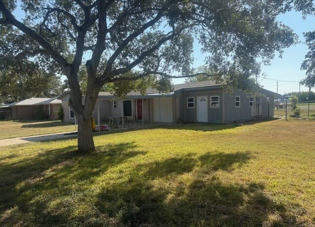 3-bedroom rental at 107 Robinhood Dr in Kenedy, TX — photo 4