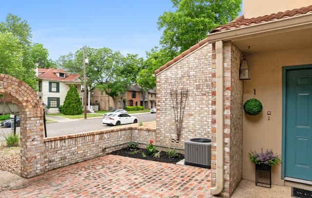 2-bedroom rental at 201 W Craig Unit APT M in San Antonio, TX — photo 1