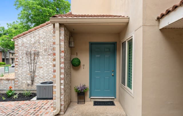 2-bedroom rental at 201 W Craig Unit APT M in San Antonio, TX — photo 2