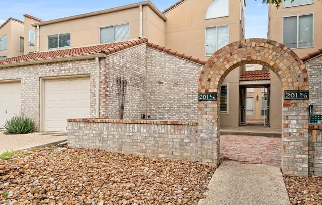 2-bedroom rental at 201 W Craig Unit APT M in San Antonio, TX — photo 3
