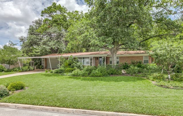 Home for sale at 2811 Chisholm Trl in San Antonio, TX — photo 2