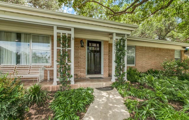 Home for sale at 2811 Chisholm Trl in San Antonio, TX — photo 3