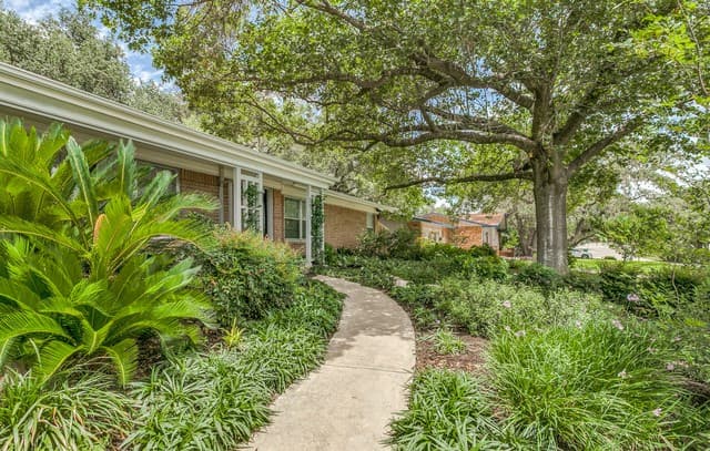 Home for sale at 2811 Chisholm Trl in San Antonio, TX — photo 5