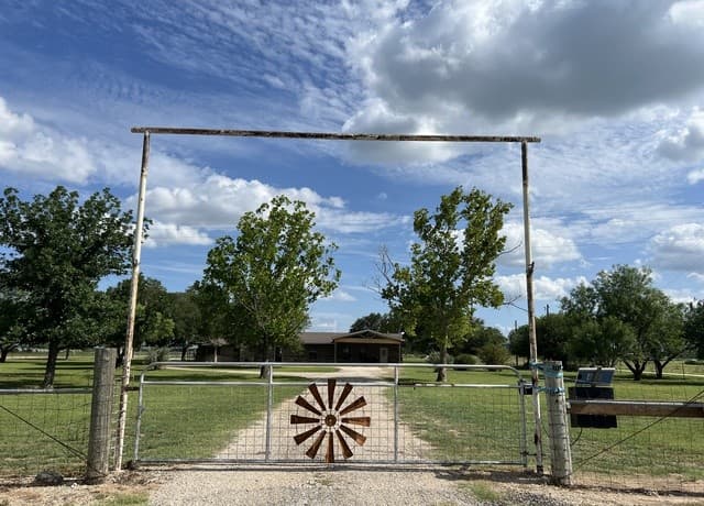 Home for sale at 1797 W US Highway 90 East in Hondo, TX — photo 2