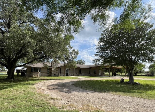 Home for sale at 1797 W US Highway 90 East in Hondo, TX — photo 3