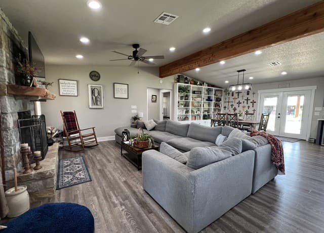 Home for sale at 1797 W US Highway 90 East in Hondo, TX — photo 5