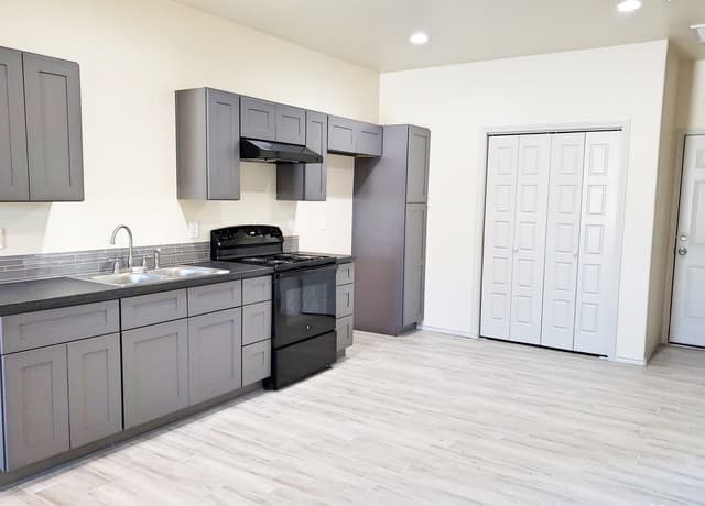 2-bedroom rental at 208 Crestview Ln in Spring Branch, TX — photo 3