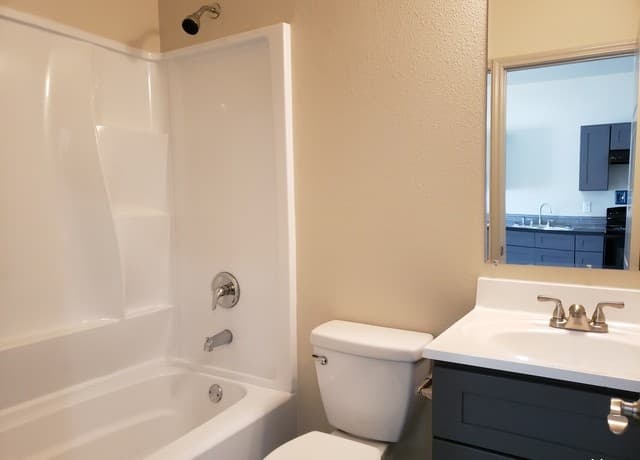2-bedroom rental at 208 Crestview Ln in Spring Branch, TX — photo 5