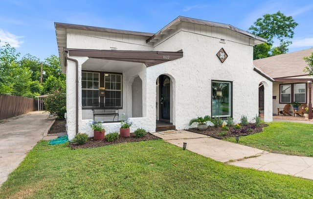 3-bedroom rental at 1822 W Magnolia in San Antonio, TX — photo 2
