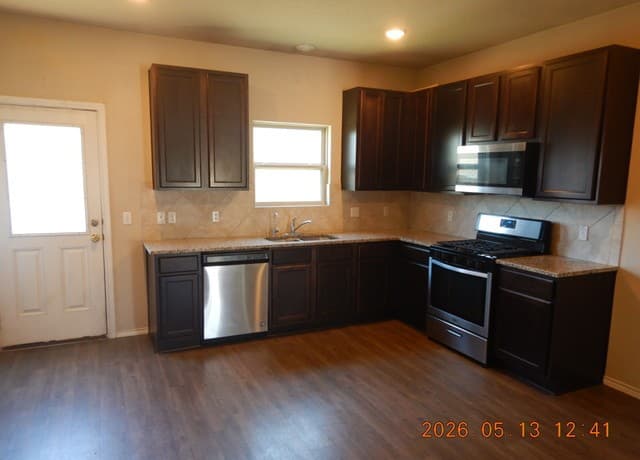 4-bedroom rental at 5408 Daniel Way in St Hedwig, TX — photo 3