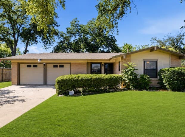 4-bedroom rental at 425 E Wright Blvd in Universal City, TX — photo 1