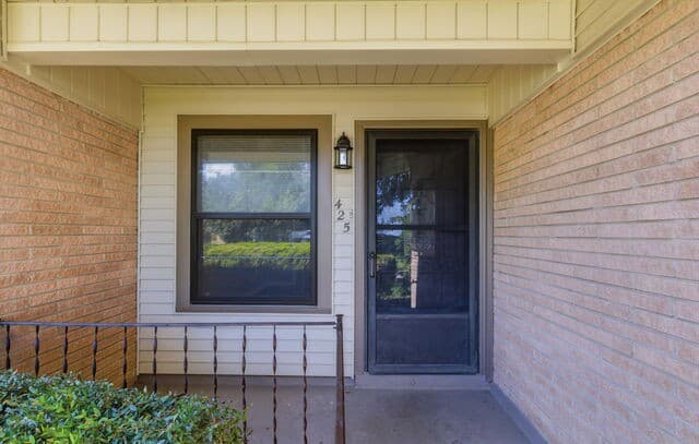 4-bedroom rental at 425 E Wright Blvd in Universal City, TX — photo 3