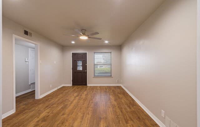 4-bedroom rental at 425 E Wright Blvd in Universal City, TX — photo 5