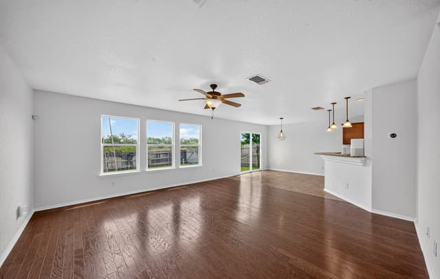 3-bedroom rental at 4435 Wrangler Vw in San Antonio, TX — photo 3