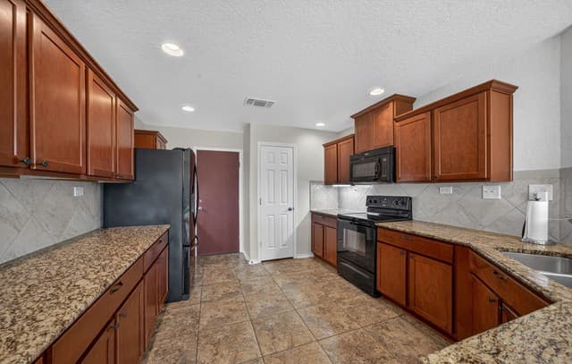 3-bedroom rental at 4435 Wrangler Vw in San Antonio, TX — photo 4