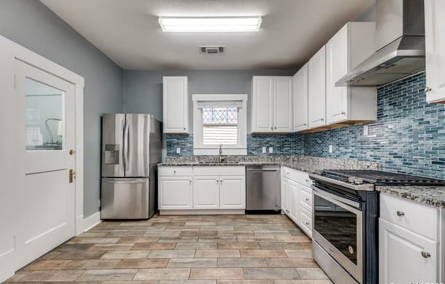 2-bedroom rental at 830 W Craig Pl in San Antonio, TX — photo 1