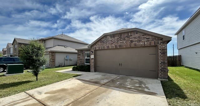 4-bedroom rental at 15115 Harbor Lndg in Von Ormy, TX — photo 2