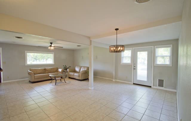 3-bedroom rental at 702 E Schubert in Fredericksburg, TX — photo 5
