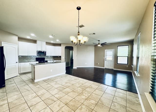 4-bedroom rental at 1123 Galapagos in San Antonio, TX — photo 2