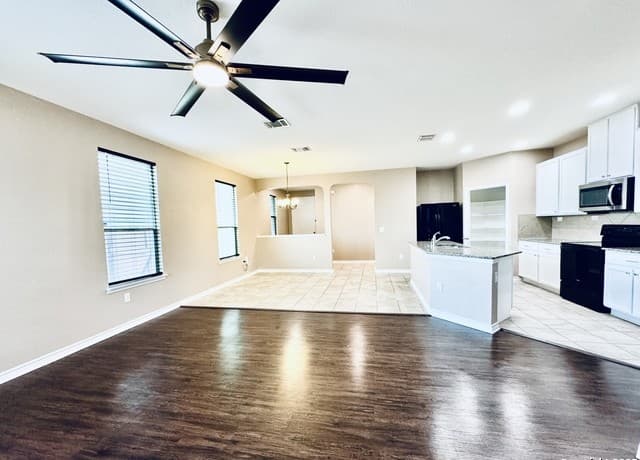 4-bedroom rental at 1123 Galapagos in San Antonio, TX — photo 3