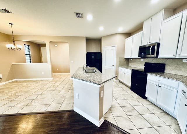 4-bedroom rental at 1123 Galapagos in San Antonio, TX — photo 4