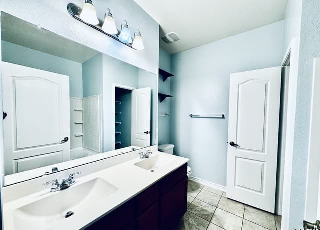 4-bedroom rental at 1123 Galapagos in San Antonio, TX — photo 5