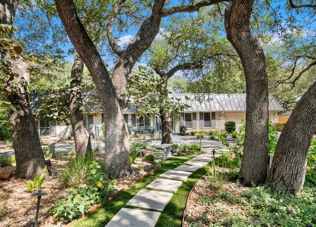 4-bedroom rental at 10106 N Manton Lane in San Antonio, TX — photo 3