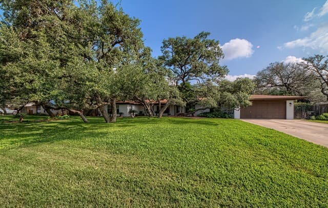 4-bedroom rental at 329 Meadowbrook Dr in Hollywood Park, TX — photo 2