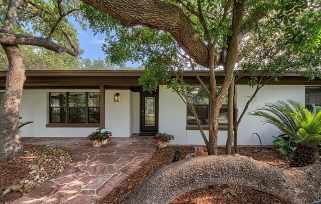 4-bedroom rental at 329 Meadowbrook Dr in Hollywood Park, TX — photo 3