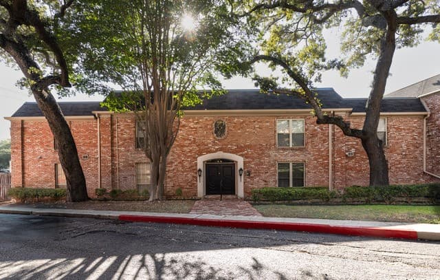 3-bedroom rental at 7500 Callaghan Rd Unit APT 135 in San Antonio, TX — photo 1