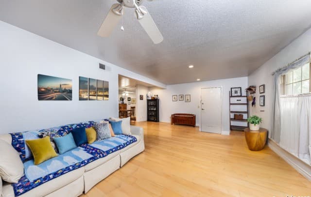 3-bedroom rental at 7500 Callaghan Rd Unit APT 135 in San Antonio, TX — photo 3