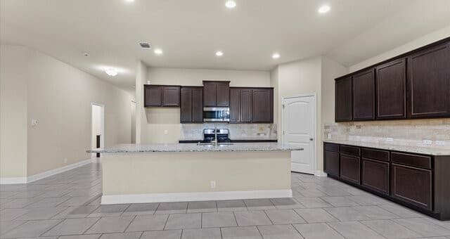 5-bedroom rental at 137 White Rock in Cibolo, TX — photo 4