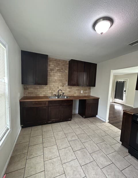 3-bedroom rental at 7134 Glendora Ave in San Antonio, TX — photo 2