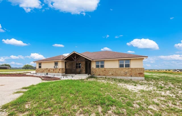 4-bedroom rental at 317 Honeysuckle Ln in La Vernia, TX — photo 3