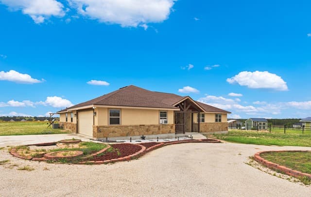4-bedroom rental at 317 Honeysuckle Ln in La Vernia, TX — photo 4