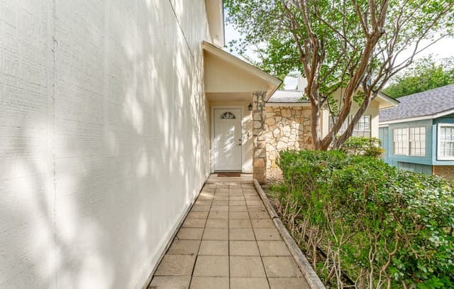 3-bedroom rental at 5807 Larkdale Dr in San Antonio, TX — photo 2