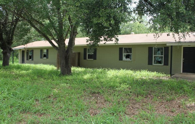 rental at 723 W Brazos St in Pearsall, TX — photo 4