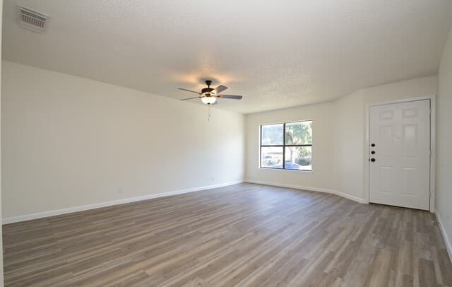 3-bedroom rental at 4522 Sherwood Way in San Antonio, TX — photo 2