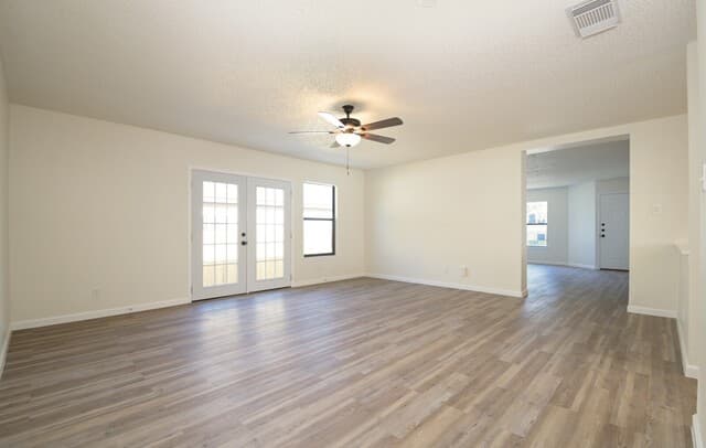 3-bedroom rental at 4522 Sherwood Way in San Antonio, TX — photo 4