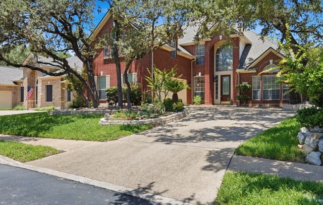 5-bedroom rental at 2606 Leakey in San Antonio, TX — photo 1