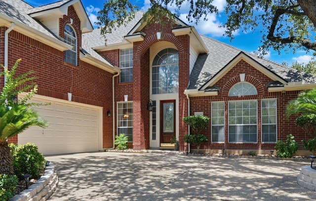5-bedroom rental at 2606 Leakey in San Antonio, TX — photo 2