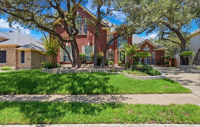 5-bedroom rental at 2606 Leakey in San Antonio, TX — photo 3