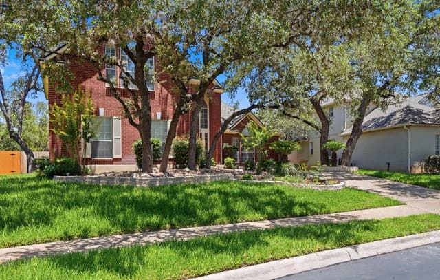 5-bedroom rental at 2606 Leakey in San Antonio, TX — photo 4