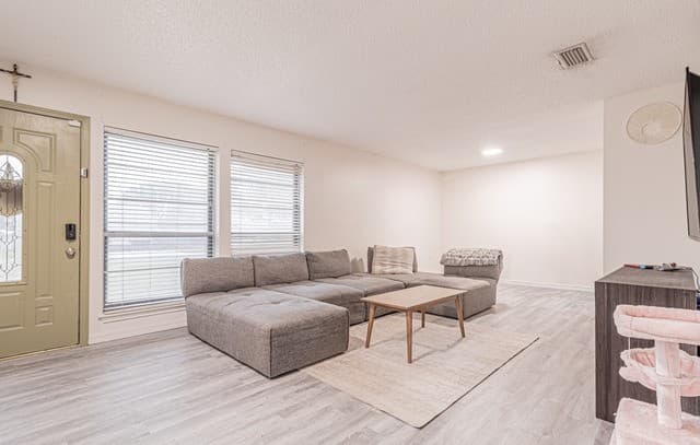3-bedroom rental at 6039 Whispering Lake St in San Antonio, TX — photo 5