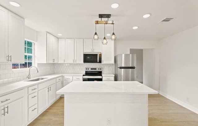 4-bedroom rental at 534 Aaron Place in San Antonio, TX — photo 2